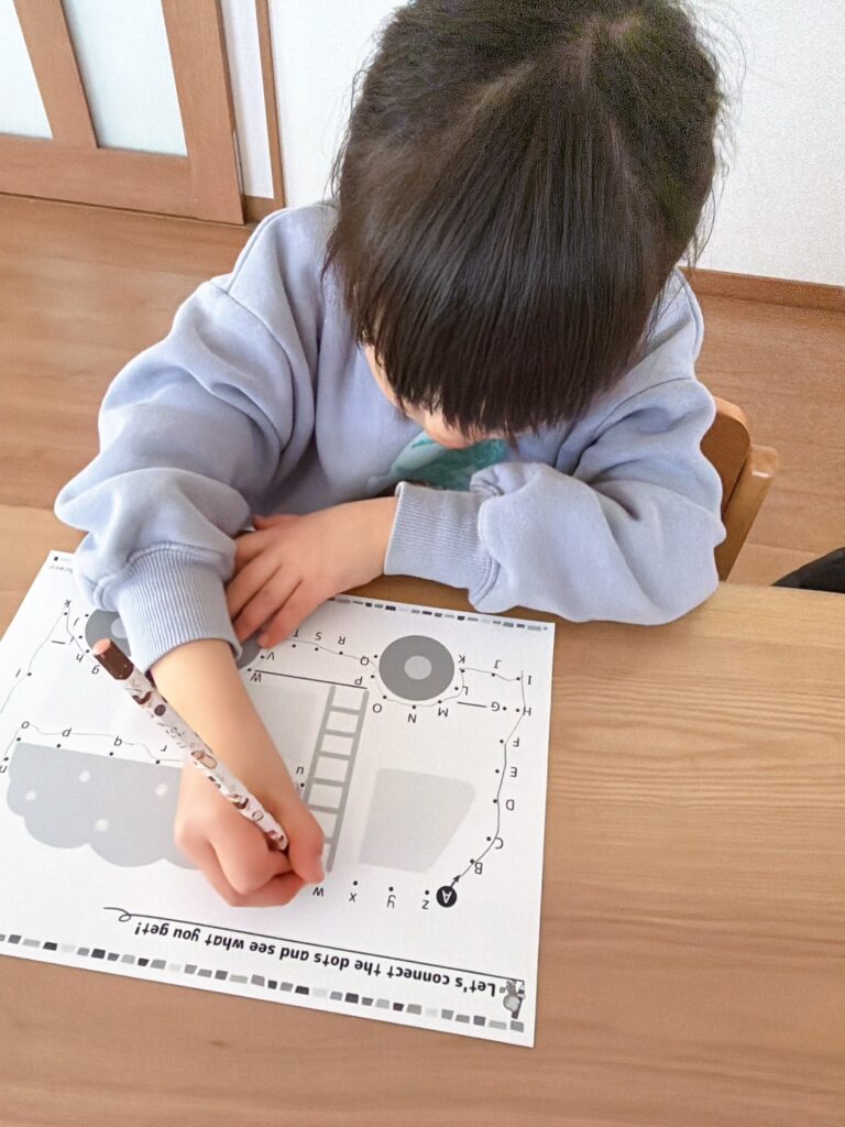 ミライコテキストをする少女