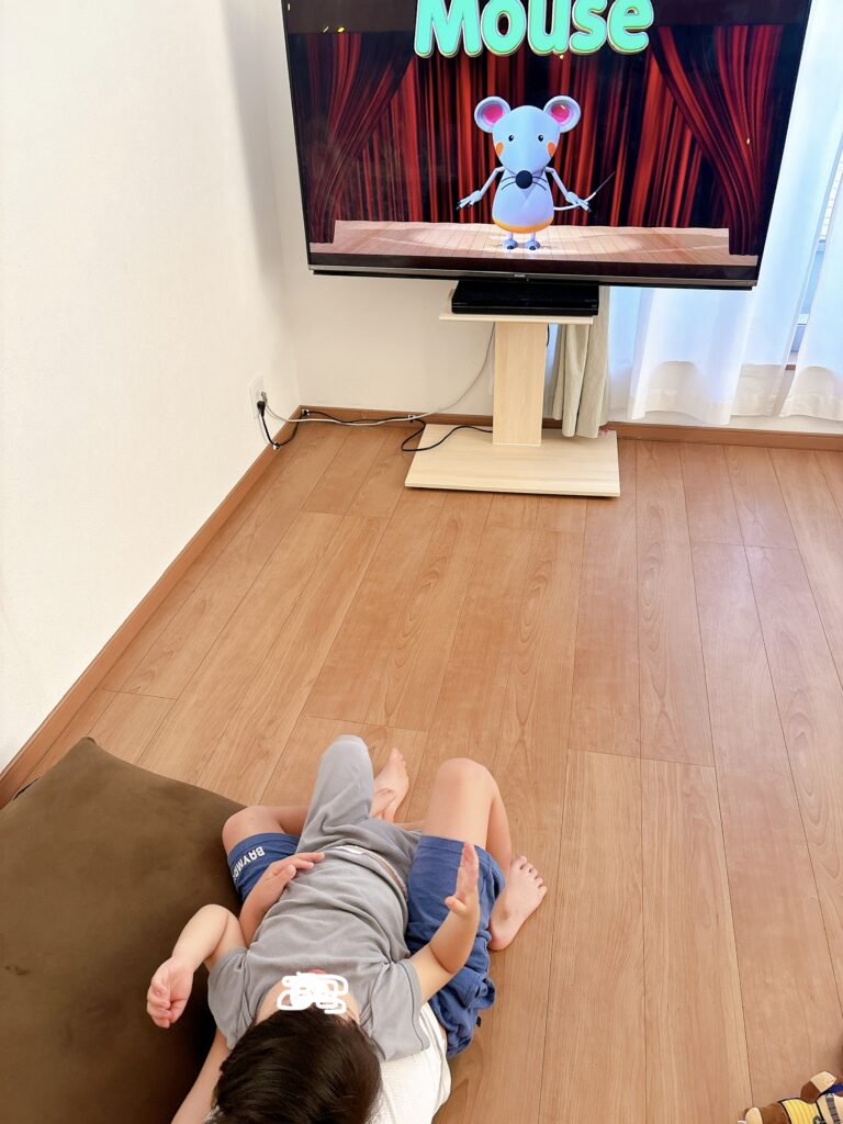 ミライコイングリッシュを見る幼児