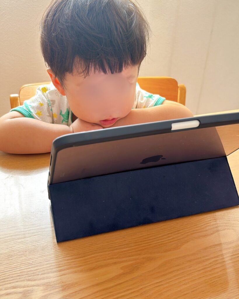 YouTubeを見る幼児