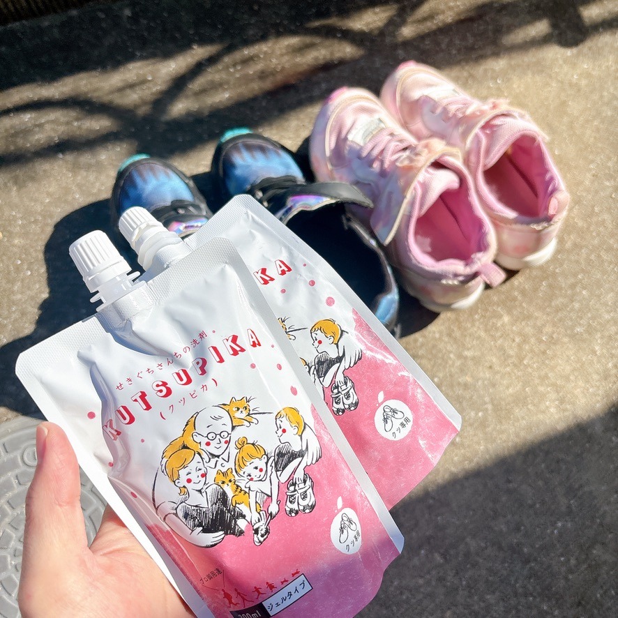 靴を洗っている写真