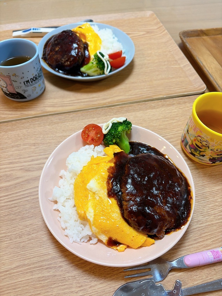 ハンバーグを使ったオムライス